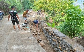 Tingkatkan Kualitas Jalan Desa, Satgas TMMD dan Warga Percepat Pembuatan Talud di Pammulukang