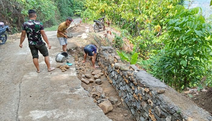 Tingkatkan Kualitas Jalan Desa, Satgas TMMD dan Warga Percepat Pembuatan Talud di Pammulukang