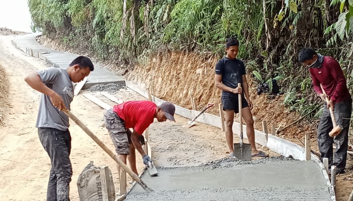 TMMD ke-130 Kodim 1418/Mamuju, Rabat Beton Jalan di Pammulukang Barat Terus Dikerjakan   