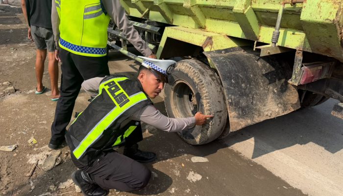 Polda Sulbar Gelar Ramcek Truk di Jalur Poros Mamuju-Topoyo, Sopir Diberi Edukasi Hingga Teguran Lisan Demi Keselamatan