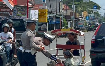 Jumat Penuh Berkah, Polantas Polda Sulbar Tebar Kebaikan, Hadir Membawa Harapan dan Senyum Warga   
