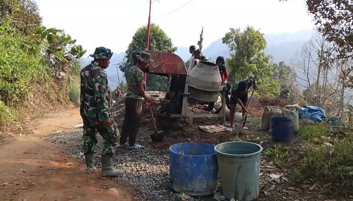 Pembangunan Rabat Beton TMMD ke-130 Kodim 1418/Mamuju Capai Progres 52 Persen             